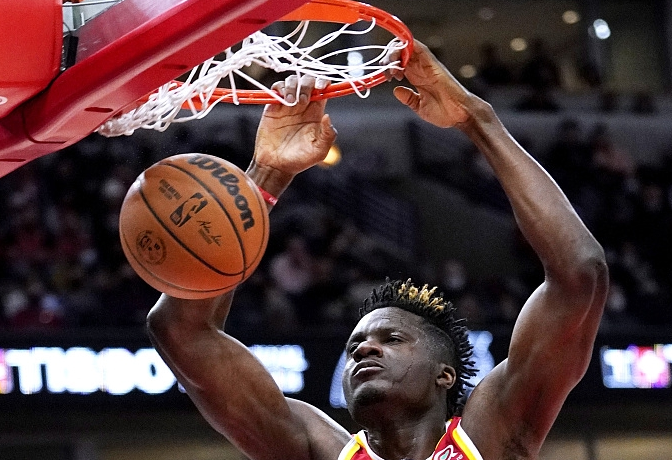  特雷杨三分如雨老鹰射落黄蜂取四连胜