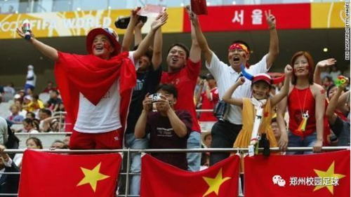  昂热主场球迷助威声浪，激励球队完成大逆转